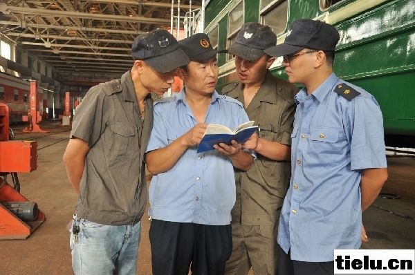 检修车间职工正在学习规章制度