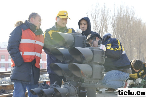 <a href=http://www.tielu.cn/huhehaote/ target=_blank class=infotextkey>呼铁局</a>呼和电务段:加强节日期间现场安全管控.JPG