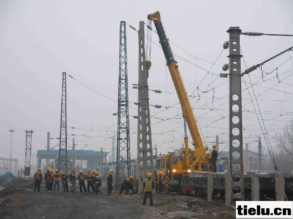 新乡供电段如火如荼进行改造工程.JPG