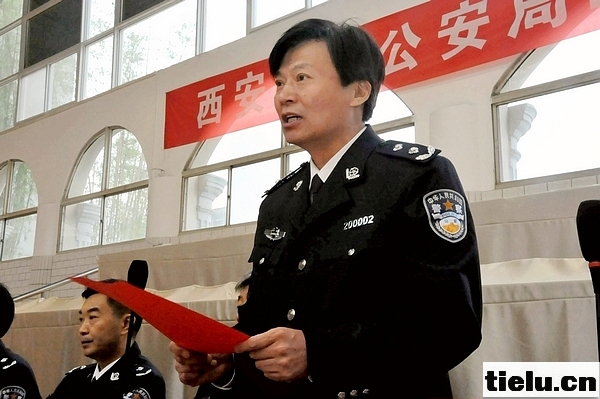 的热烈掌声中,局长白少强隆重宣布我局2014年三项球类运动会正式开幕