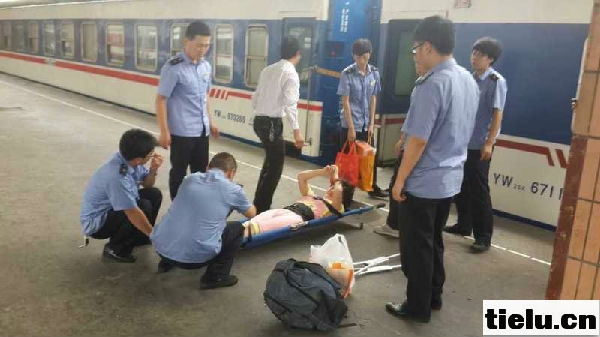 图为工作人员将旅客抬上担架.jpg
