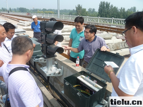 <a href=http://www.tielu.cn/zhongtiedianqihuaju/ target=_blank class=infotextkey>中铁电气化局</a>三公司一段副段长乔虎军一行在郑焦城际武陟东区间检查桥上信号设备2(张增宽摄影).JPG