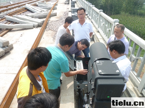 中铁电气化局三公司一段副段长乔虎军一行在郑焦城际武陟东区间检查桥上信号设备1(张增宽摄影).JPG