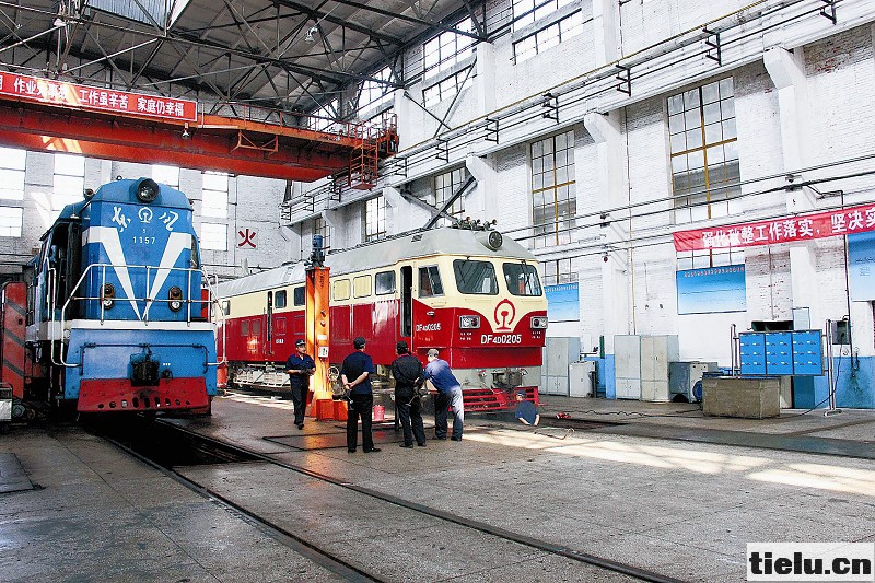 锦州机务段检修车间的职工正在整修机车
