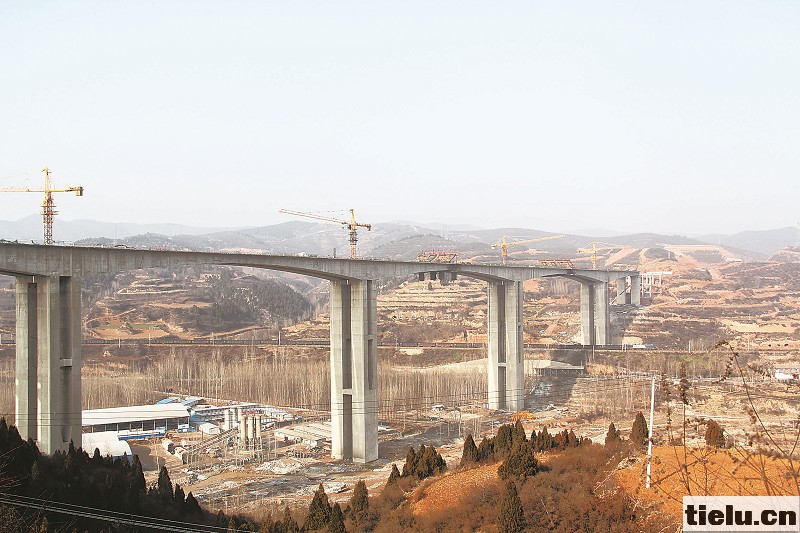 高沁高速公路里必沁水河特大桥最大连续刚构合龙