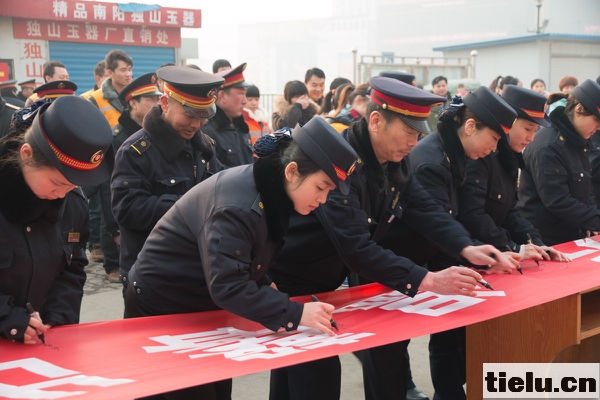 铁路工作人员在宣传条幅上签名.jpg