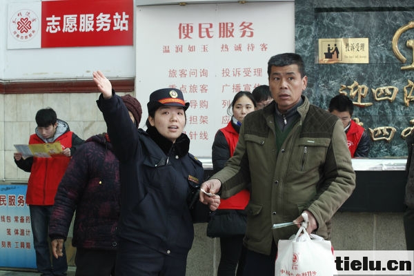 工作人员为旅客进行引导服务.JPG