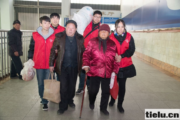 青年志愿者帮助重点旅客进站上车.jpg