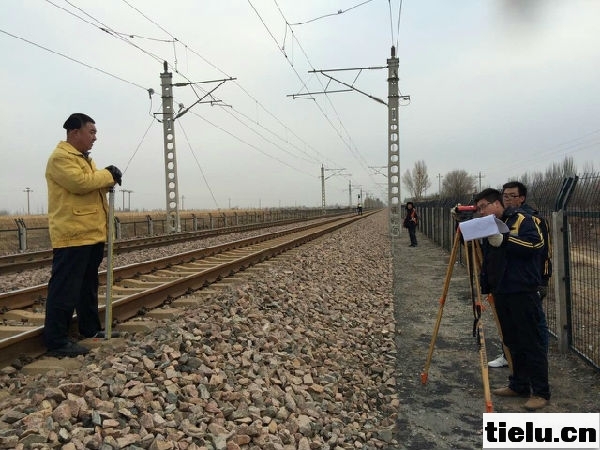 首页 工作资料 铁路工务图为该段职工正在观测线路路基冻害.