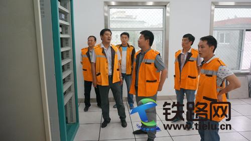 中铁电气化局三公司一段党委书记杨景正、工会主席杜运清一行到京广自闭项目部看望慰问一线职工【摄影：聂宝光】.JPG