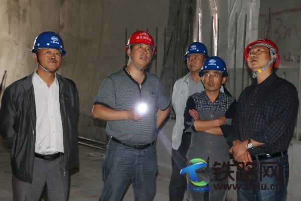 姜红林（右一）一行在文笔山二号隧道工地调研.JPG