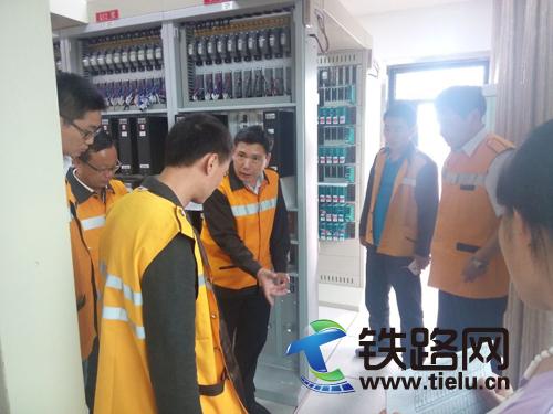 中铁电气化局三公司一段“讲师团”送安全进工地，图为副段长乔虎军现场讲课【摄影：李琦】.jpg
