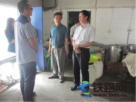 图为工会主席王尚义（右一）在项目部拌合站食堂了解员工伙食情况.jpg