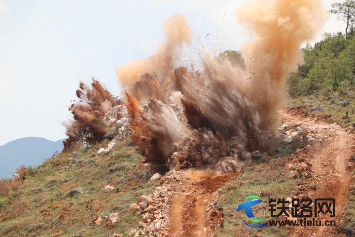 图为750公斤炸药大爆破起爆瞬间.JPG