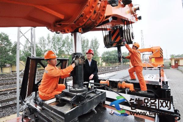 汛期保养救援列车-雨天保养救援设备.jpg