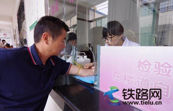 图为该段职工邵宝安在医院采血，进行血铅化验。（冯建博 摄）.jpg