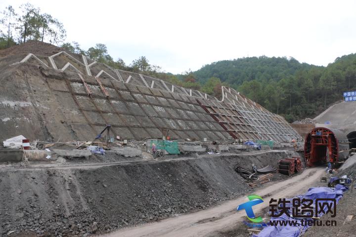 正在施工的高边坡框架梁及抗滑桩现场.jpg