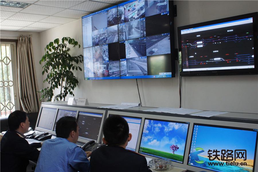 图为：该段专项检查组人员正在该段调度室对车站作业情况进行回放分析。.jpg