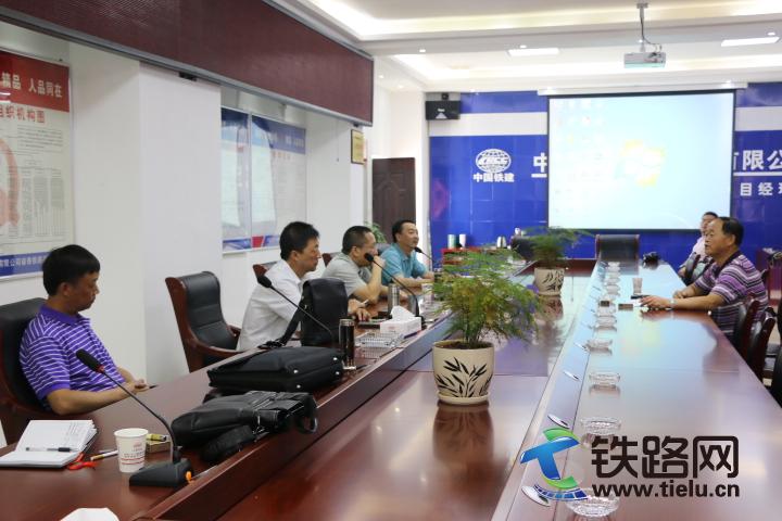昆明铁路局运输检察院与中铁二十一局三公司丽香铁路项目领导协商建立“检企共建”机制.JPG