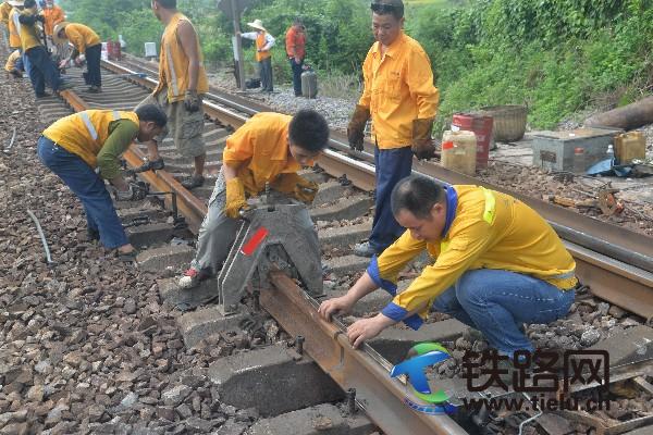 玉林工务段职工在黎湛线上进行焊换钢轨作业.JPG