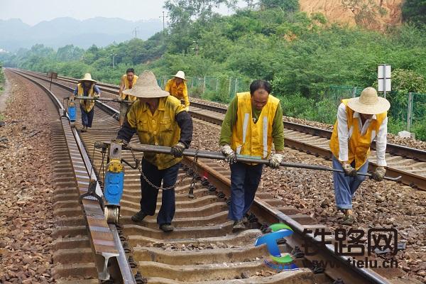 玉林工务段仁东工区职工在线路上吊运回收废旧钢轨.JPG