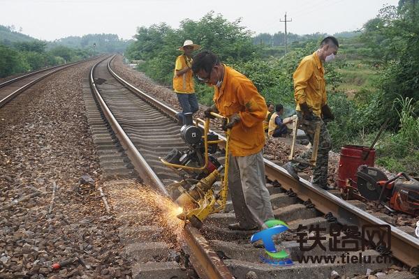 玉林工务段加强线路曲线养护提高设备基础质量.doc.JPG