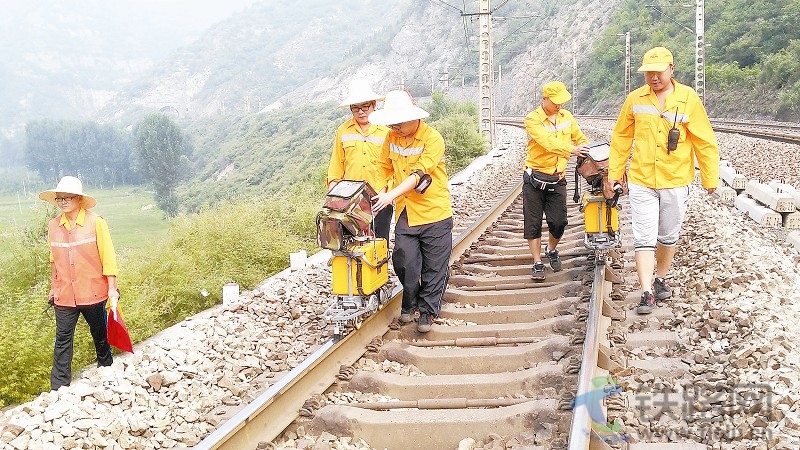 月山工务段月山探伤工区职工在进行探伤作业