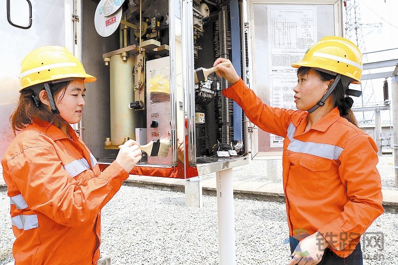 福州供电段建瓯变电所女职工在检修变电设备