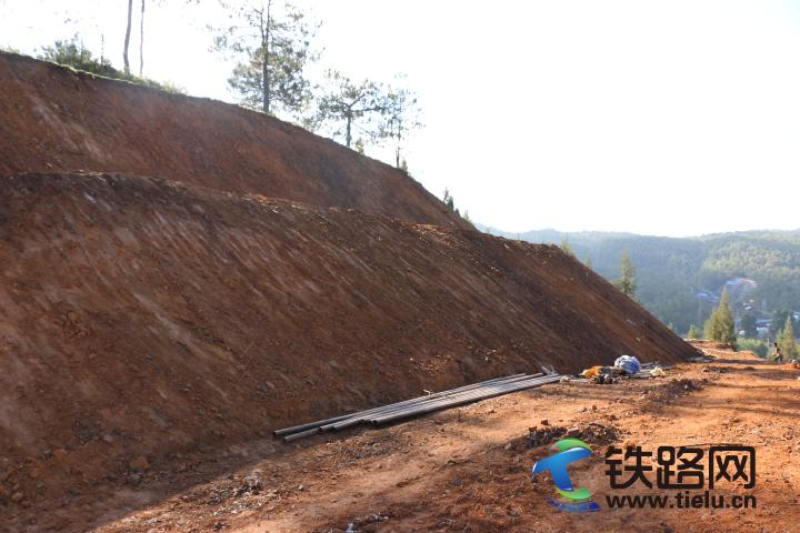 正在施工的丽香铁路拉市海车站四级高边坡刷坡.JPG