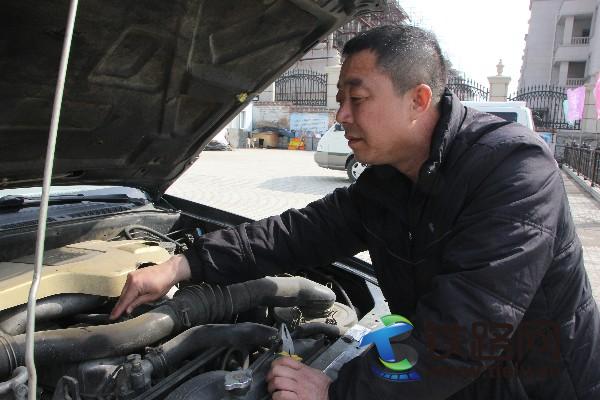 张洪涛在检修保养车辆。（杨景霜摄）.JPG
