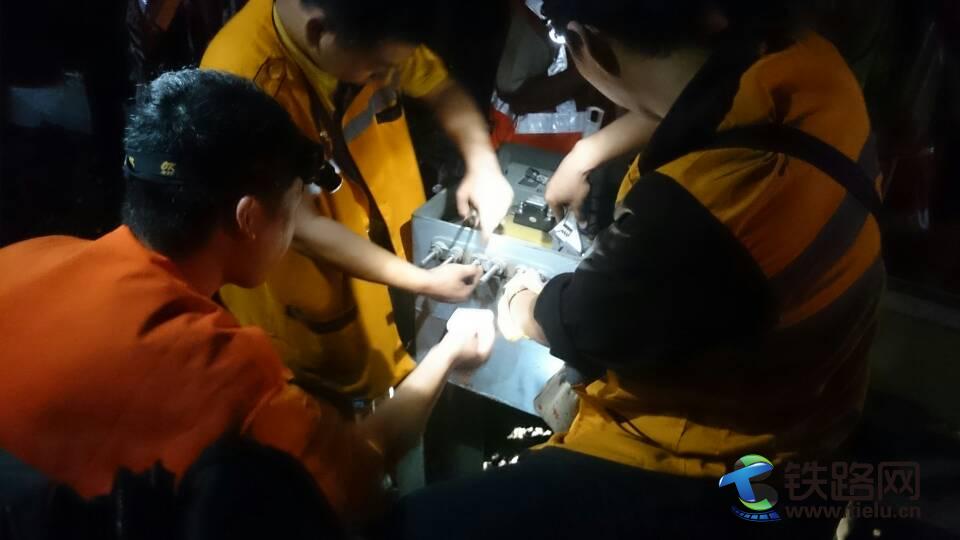 信号机灯光调试  摄影吴陈亮.jpg