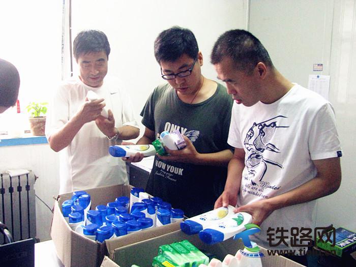 发放洗浴用品.jpg