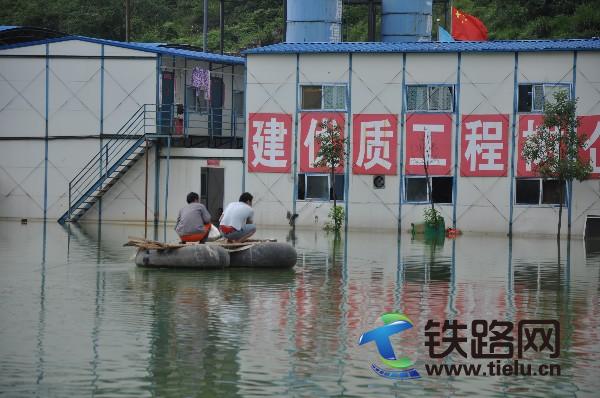 职工们在自制的筏子上查看山洪过后的损失情况.JPG