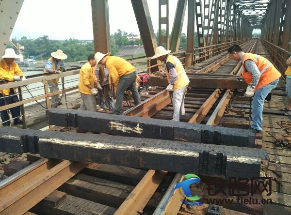 玉林工务段组织更换桥梁失效轨枕确保大桥安全.JPG
