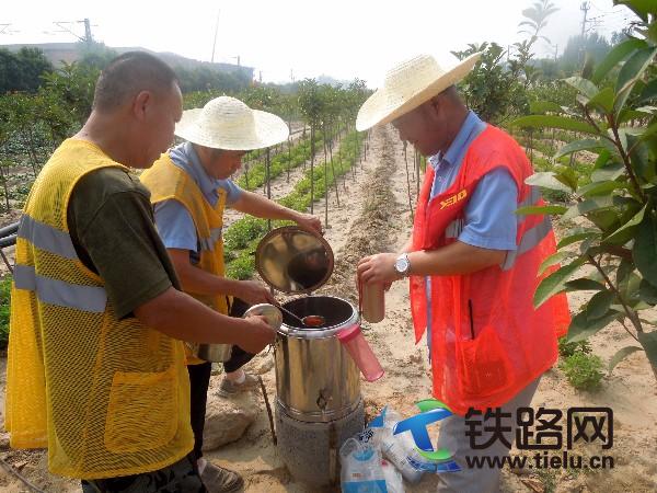 8月29日，该车间职工在施工间隙饮用绿豆水.jpg