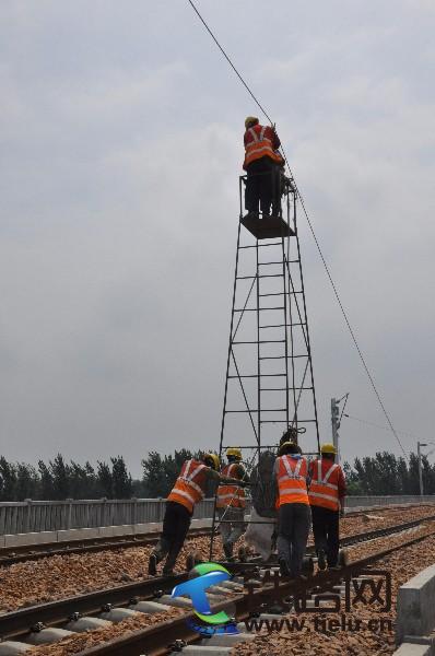 郑机线接触网工程参建人员正在进行承力索架设作业 - 白志燕摄影.JPG