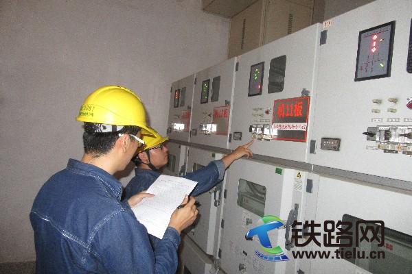 变电站工作人员合闸.jpg