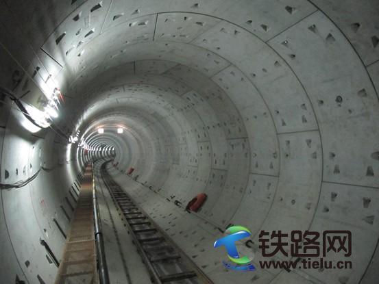 图为地铁隧道拼装好的管片。.jpg