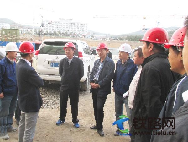 哈局副局长徐建军到牡绥铁路工程督导检查