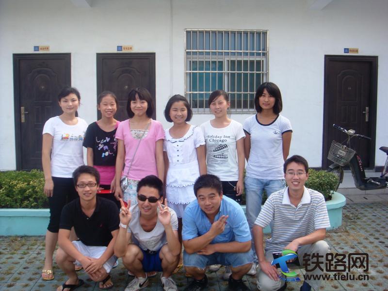 受资助的孩子们合影.jpg