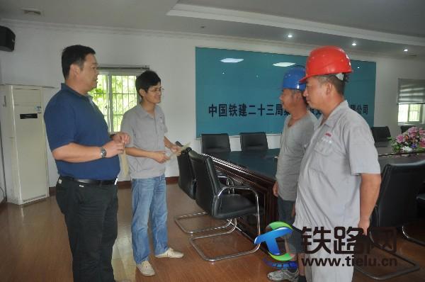 图为上海项目把助学金发到家长手中.jpg