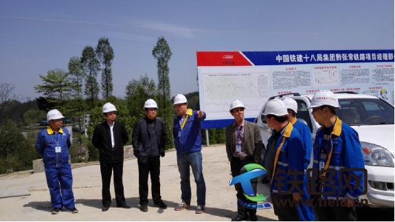 图为项目经理王利莹（左四）向五公司党委书记刘富华（左三）汇报施工生产情况.jpg