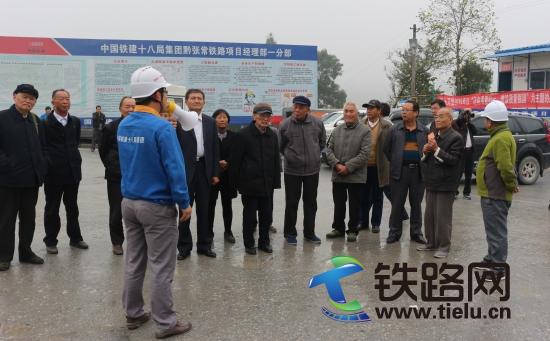图为项目总工程师龚敏向人大政协老干部视察组介绍项目建设情况.jpg