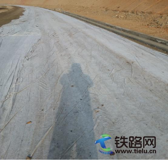 图为：海东大道二、三号桥连接段路基水稳使用土工膜进行保温.jpg
