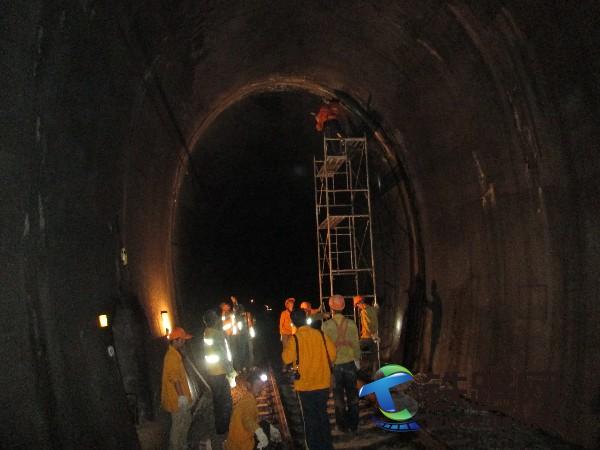职工在益湛线北岗隧道整治隧道漏水作业.JPG