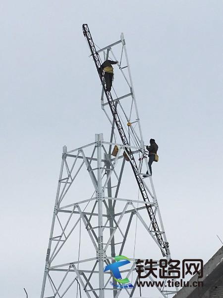 白阿通号二项目部正在进行铁塔组立.JPG