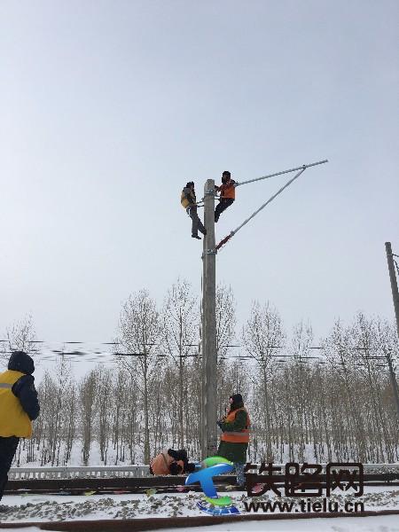 电气化员工进行高空作业.JPG