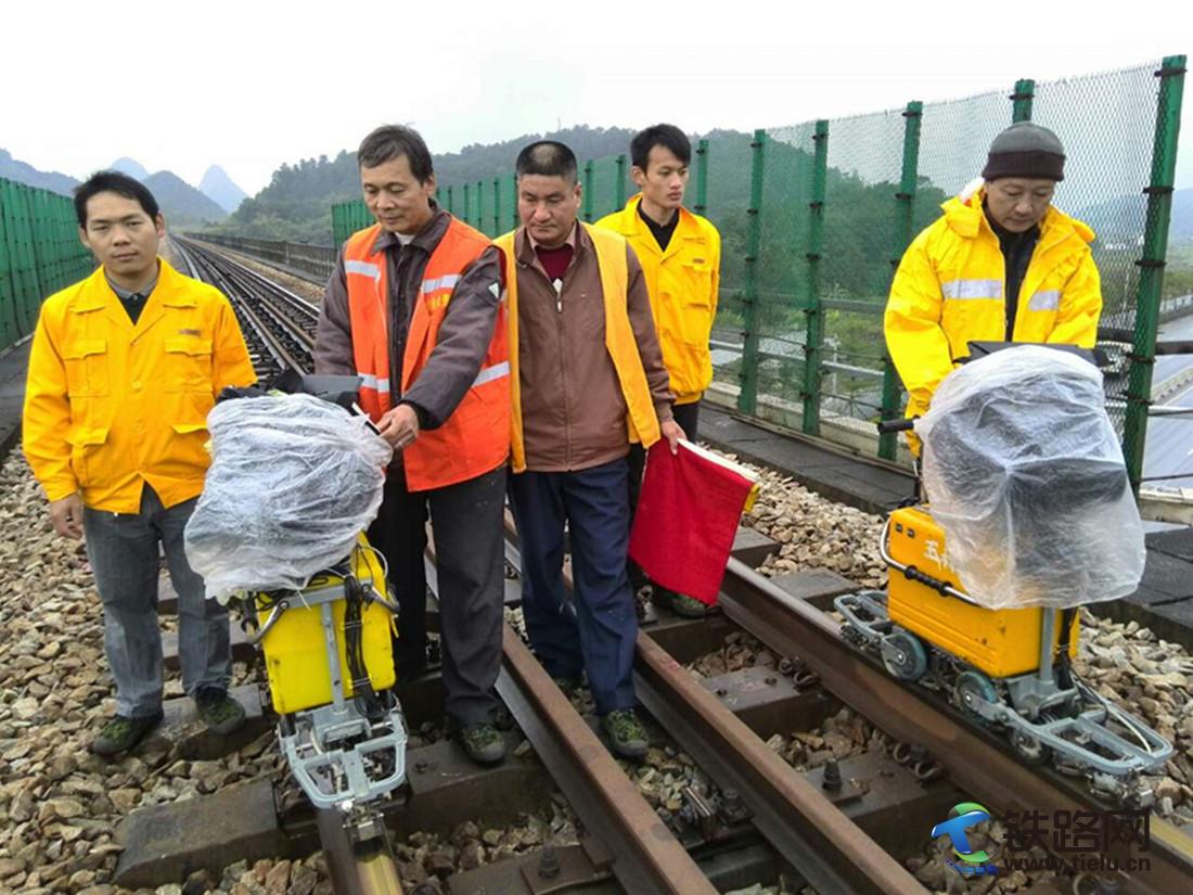 图为该段玉林探伤车间探伤工区职工在黎湛线上进行钢轨探伤作业。.jpg