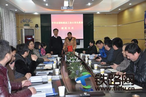 <a href=http://www.tielu.cn/zhongtiedianqihuaju/ target=_blank class=infotextkey></a>˾ϯҰΪƺ䷢ͷ¡Ӱϡ.jpg