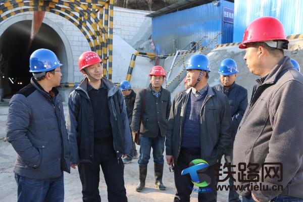 姜红林在文笔山二号隧道洞口对标准化文明工地建设给予表扬.JPG